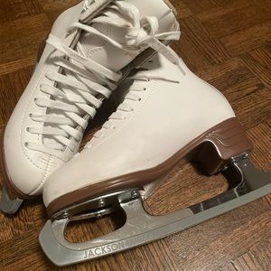Jackson mystique figure skates size 4
